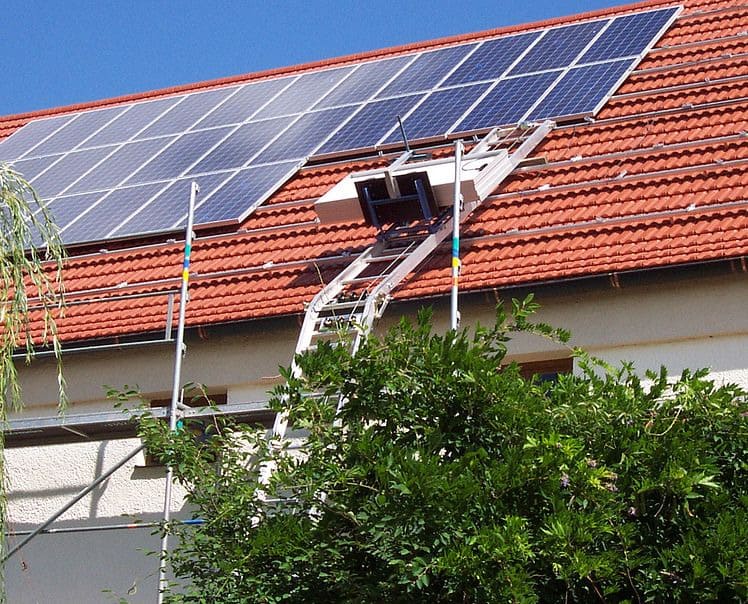 Solar panel lifter