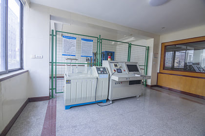 Simulated lightning impulse test bench